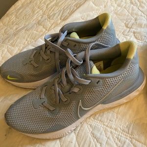Like-new women's Nike sneakers size 7 VT2 model